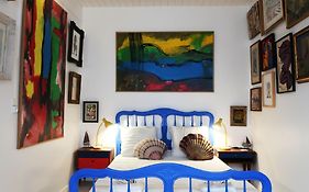 Une chambre et des tableaux